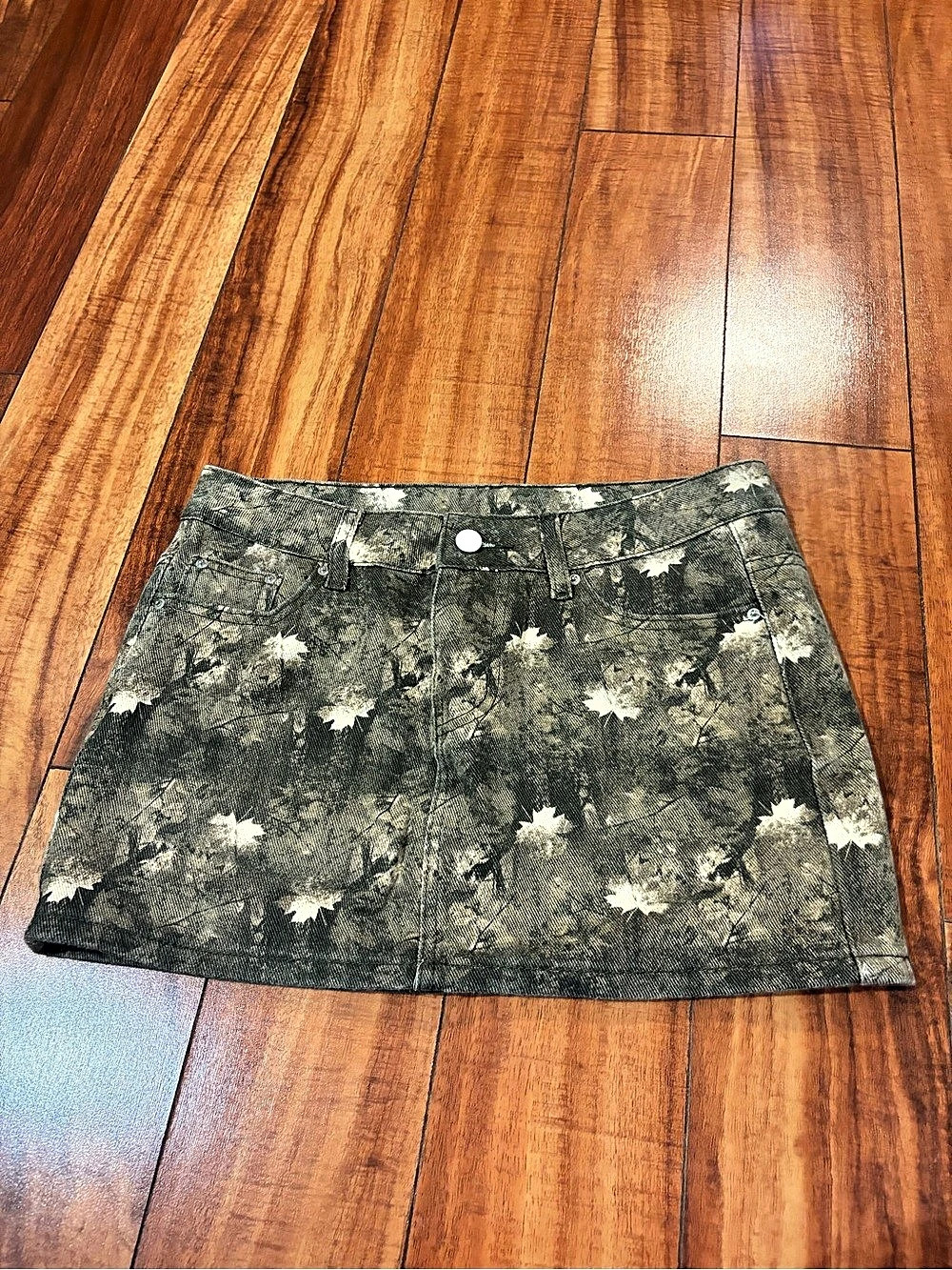 Faded Rose Floral Mini Skirt in Green & White Size Small